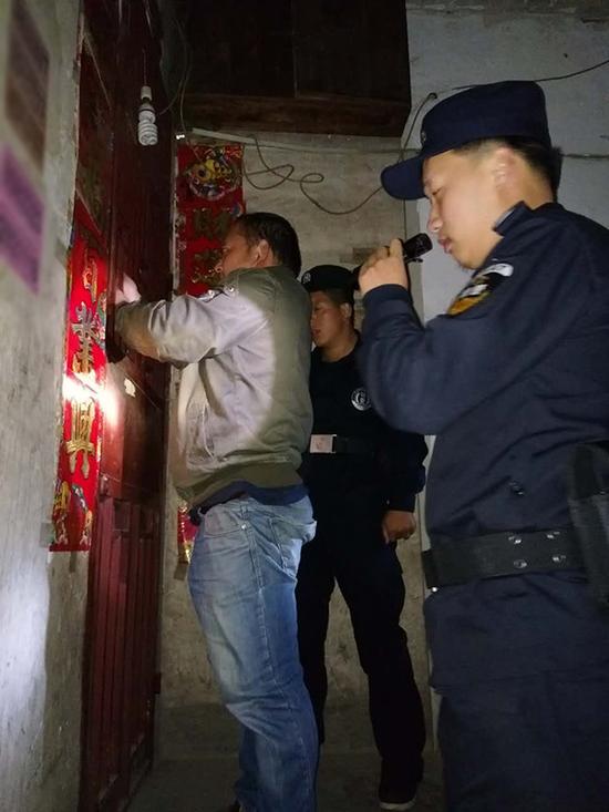 南充粗心妈妈误将幼女锁家中 