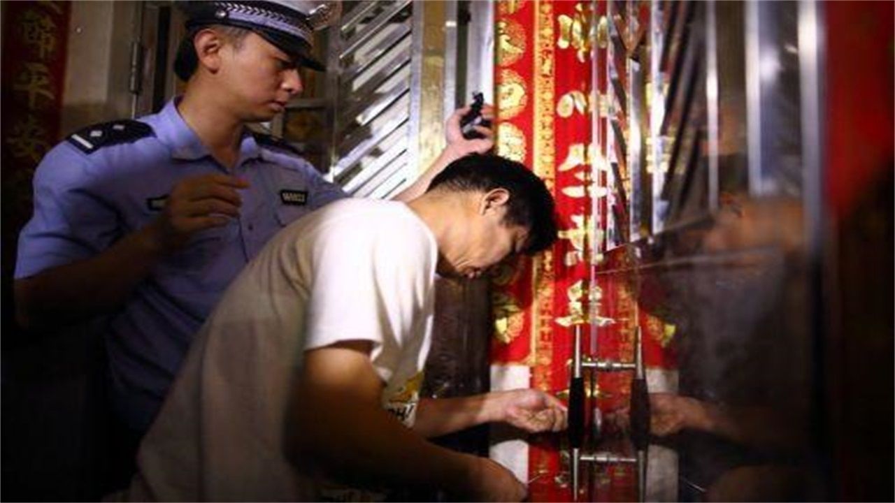 南充请开锁师傅开了锁后，师傅